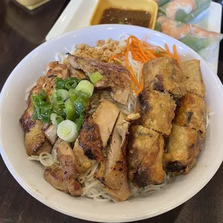 BN8. BBQ Chicken & Egg Roll w/ Vermicelli / / Bn ch gi g nng