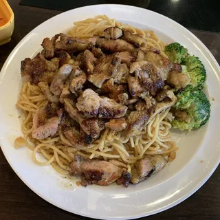 FR5. Garlic Noodle w/ BBQ Chicken / / M xo ti (g nng)