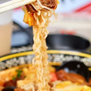 Tomato Soup Pot with Braised Beef and Instant Noodle