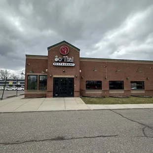 outside, ramen and noodles