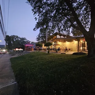 the outside of a restaurant