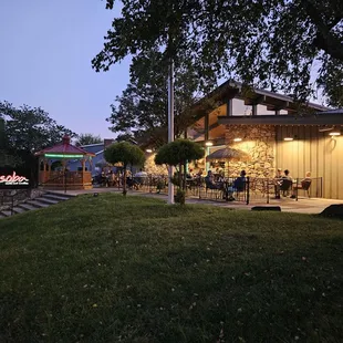 the outside of a restaurant