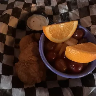 Kids Kids 2 Chicken Strips and fruit