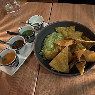 Guacamole w/ side salsas (+$4)