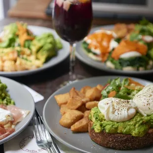 AVOCADO TOAST | Chunky avocado, two poached eggs, tomato toast, patatas bravas, market greens
Add smoked salmon or jamón serrano (Brunch)