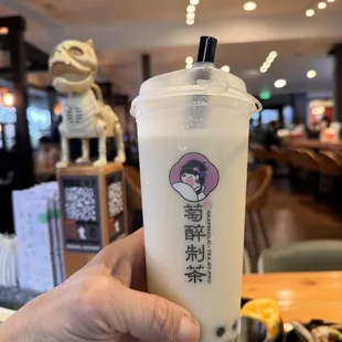 經典珍珠奶茶，已選烏龍茶底。但根本就是珍珠奶，完全沒有茶味，同飲奶沒有分別  同職員說可否加些茶，他們竟然說不能。  如果你想飲珍珠奶茶，就別來喇