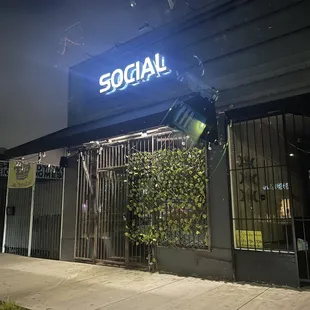 Social hookah lounge shuttered during business hours as shown in Yelp