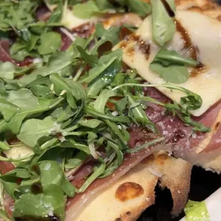 Prosciutto &amp; arugula flatbread