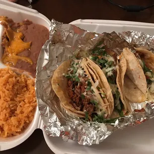 Steak/chorizo and pork/chorizo and arroz y frijoles $10!!! Take me money please!!!