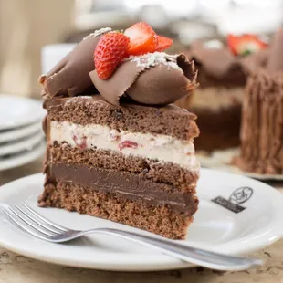 CAKE #95 DELÍCIA DE LEITE C/ BRIGADEIRO E MORANGOS: Chocolate cake filled with brigadeiro*, powdered milk mousse and fresh strawberries