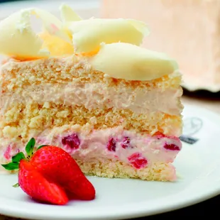 CAKE #82 DELÍCIA DE LEITE C/ MORANGO: Moist and fluffy white cake filled with strawberries and powdered milk mousse. Covered in white mousse