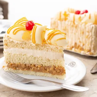 CAKE #114 DELÍCIA DE LEITE C/ NOZES: Moist and fluffy white cake filled with dulce de leche mousse, walnuts and powdered milk mousse.