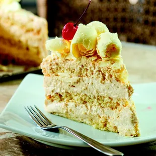 CAKE #54 DELÍCIA DE LEITE II: Moist and fluffy sponge cake, filled with white mousse and powdered milk cream. Covered in white mousse.