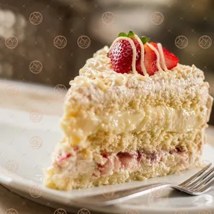 CAKE #61 MORANGO C/ LEITE CONDENSADO: Sponge cake filled with white mousse, fresh cut strawberries and condensed milk. White mousse covering