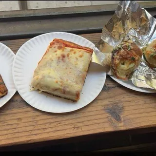 6 CHEESY GARLIC KNOTS