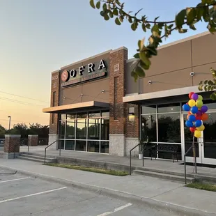 the outside of the restaurant