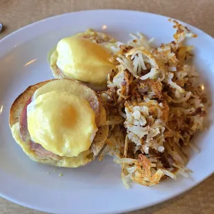 Eggs benedict with hash browns