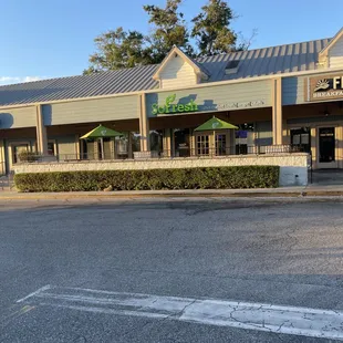 the front of a grocery store