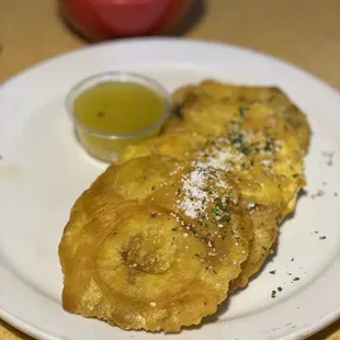 Tostones Al ajillo // fried plantain w garlic sauce