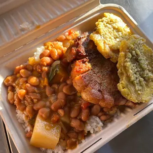Chuleta Frita con Habichuela Guisada y Tostones.
Fried Pork Chop, stewed beans and Tostones