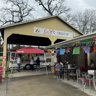 the outside of the restaurant