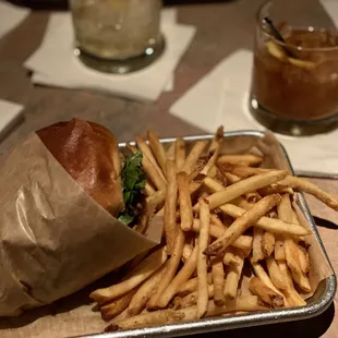 Vegan burger, fries, jäger sour