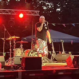 Durte singing at river