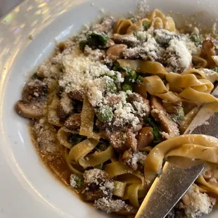 Montanara w mushrooms and peas, brandy sauce