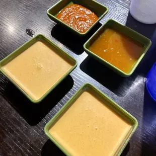 Available sauces (sriracha, sweet chili, yum yum)