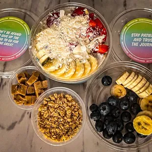 Cloud 9 Bowl with extra Homemade Almond Chia Granola, Banana Slices, Organic Blueberries and Vegan Chocolate Chip Cookie Dough Chunks