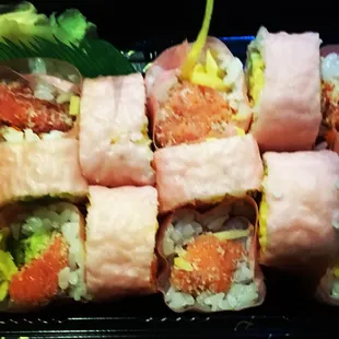 House delight (spicy crunchy tuna, crab meat, egg, avocado, caviar, wrapped w. Soy paper)