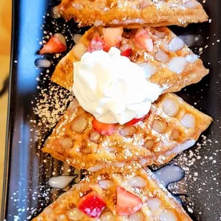 Waffles with strawberries and powdered sugar