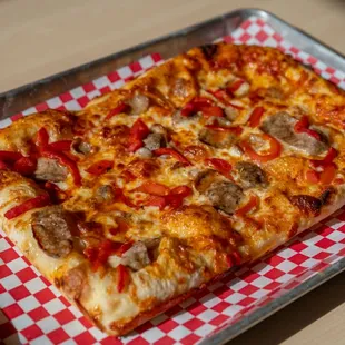 Sausage &amp; peppers Roman-style Pizza