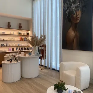 Check-in and retail space