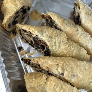 Currants roll .