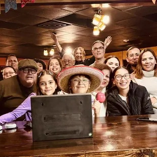 ven y celebra tus cumpleaños con un ambiente familiar, Noche de trova, Karaoke y el ambiente lo haces tú...