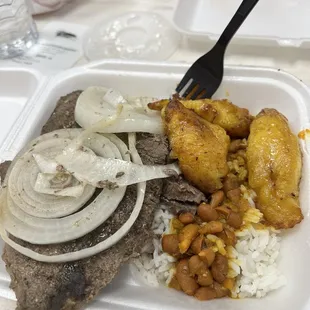 Beefsteaks with white rice and plantains