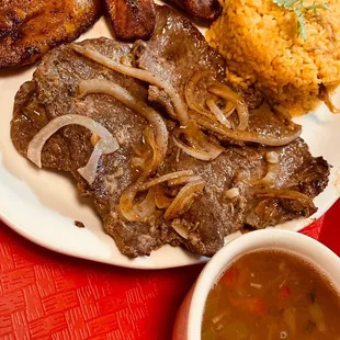 Bistec encebollado