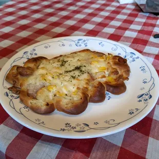 a plate of cheesy bread