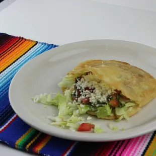 Gordita,fried home made thick tortilla,stuffed with choice of beef or chicken,lettuce,pico de gallo and fresco cheese