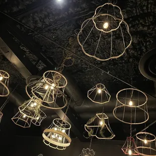 a bunch of lights hanging from the ceiling