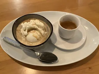 Stray Cat Bar & Grill