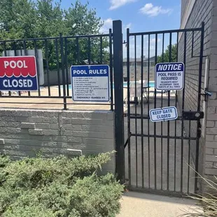 Swimming pool gate closed sign