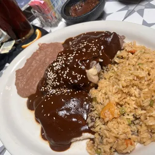 Pollo en Mole Dinner