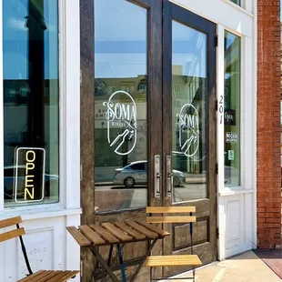 Charming front door (cash is not accepted - yeah for contactless payment!)