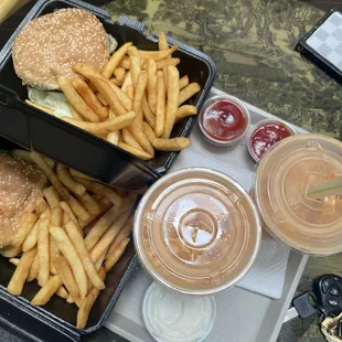Cheeseburger with fries