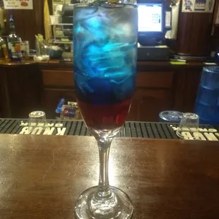 Shelly (the most awesome bartender) and Krystal (the best server ever) rock!