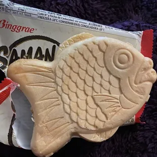 Samanco, vanilla ice cream with red bean(doesn't taste like a bean hah it has a sweet cinnamon taste)