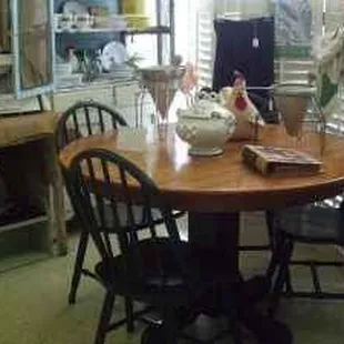 Round Table w/ 4 Chairs