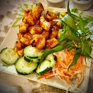 Mực 1 nắng nướng muối ớt chấm với sauce ớt xanh. Mực rất dầy, dẻo. Sooo good.